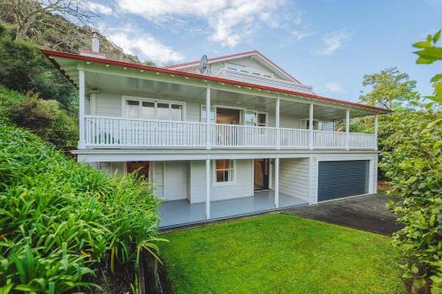 Russell House | Russell Accommodation Escape North - 6 Bedrooms - Russell Central - 14 Guests