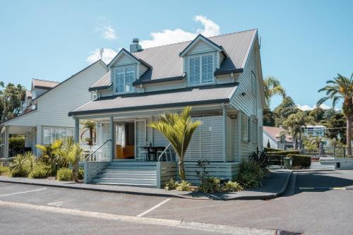 Russell House | Russell Cottages - Butterfly Cottage 3 Bedroom - POOL-SPA-BBQ