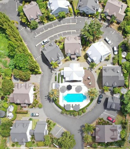Russell House | Russell Cottages - Tinkerbell Cottage - 4 Bedroom - POOL-SPA-BBQ