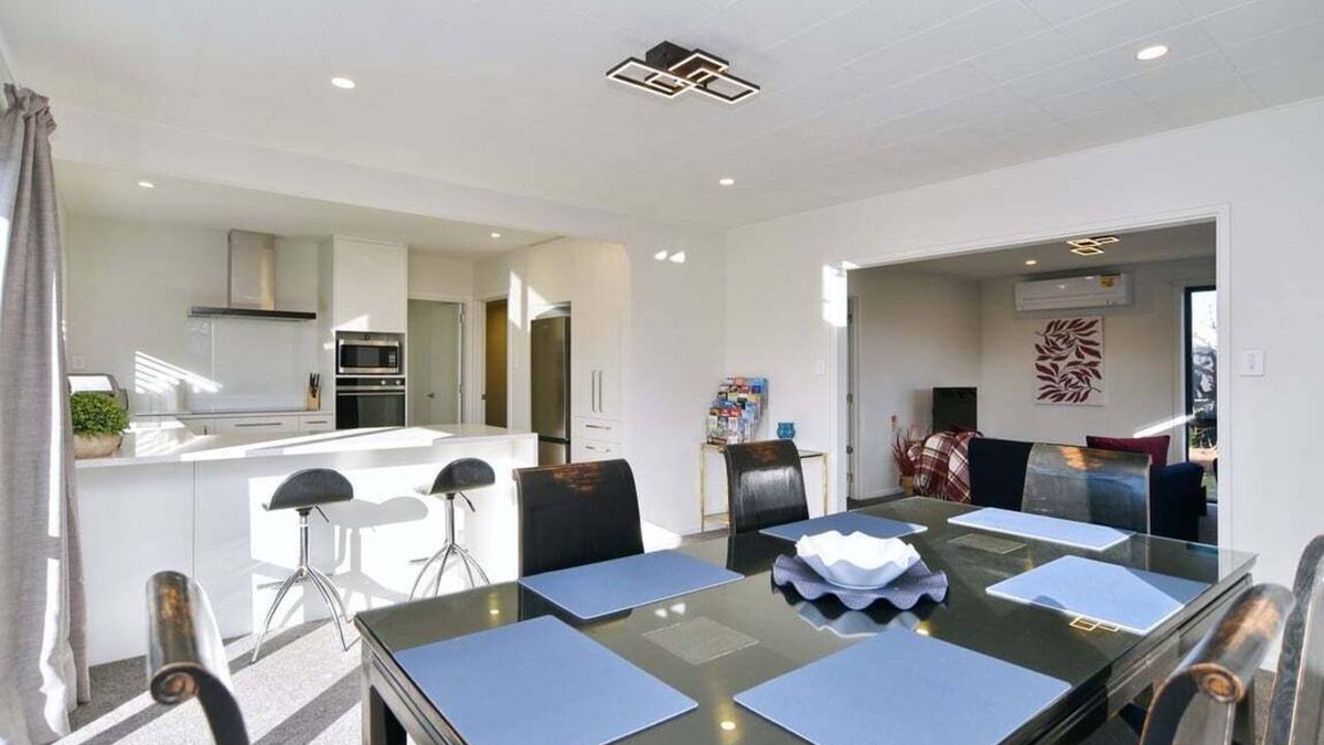 Russley House | Russley home near the airport, single level with parking