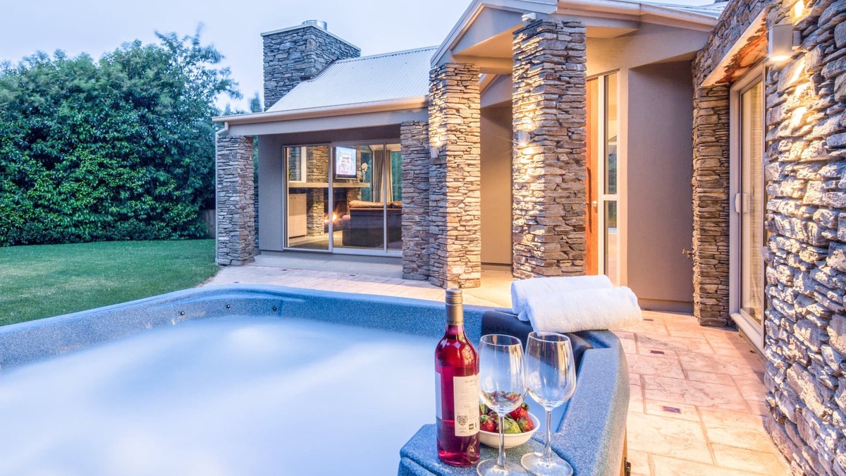 Arthur's Point House | Rustic 6-Bedroom Home in Arthurs Point