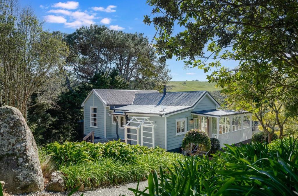 Bombay Villa | Saddlers Cottage by Homello
