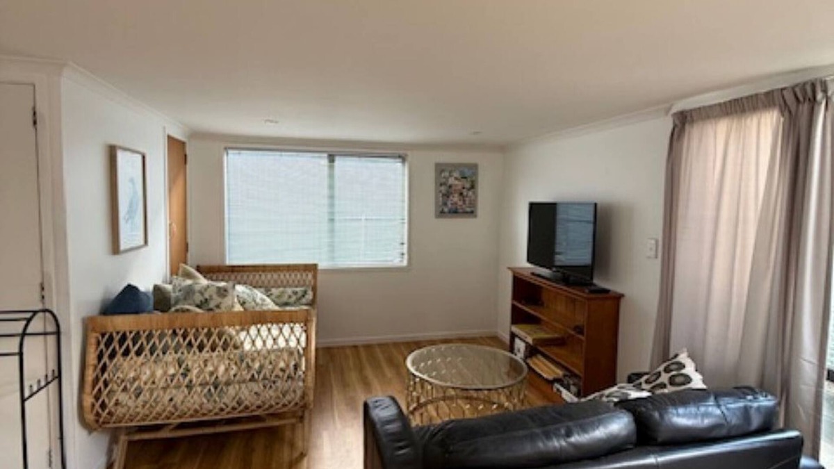 Mangawhai Heads Apartment | Sailrock Studio, Mangawhai Heads, short stroll to estuary, shops, cafes/bars
