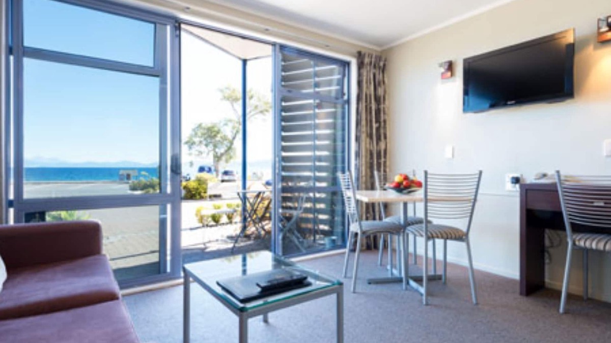 Taupo Hotel | Sails On The Lake
