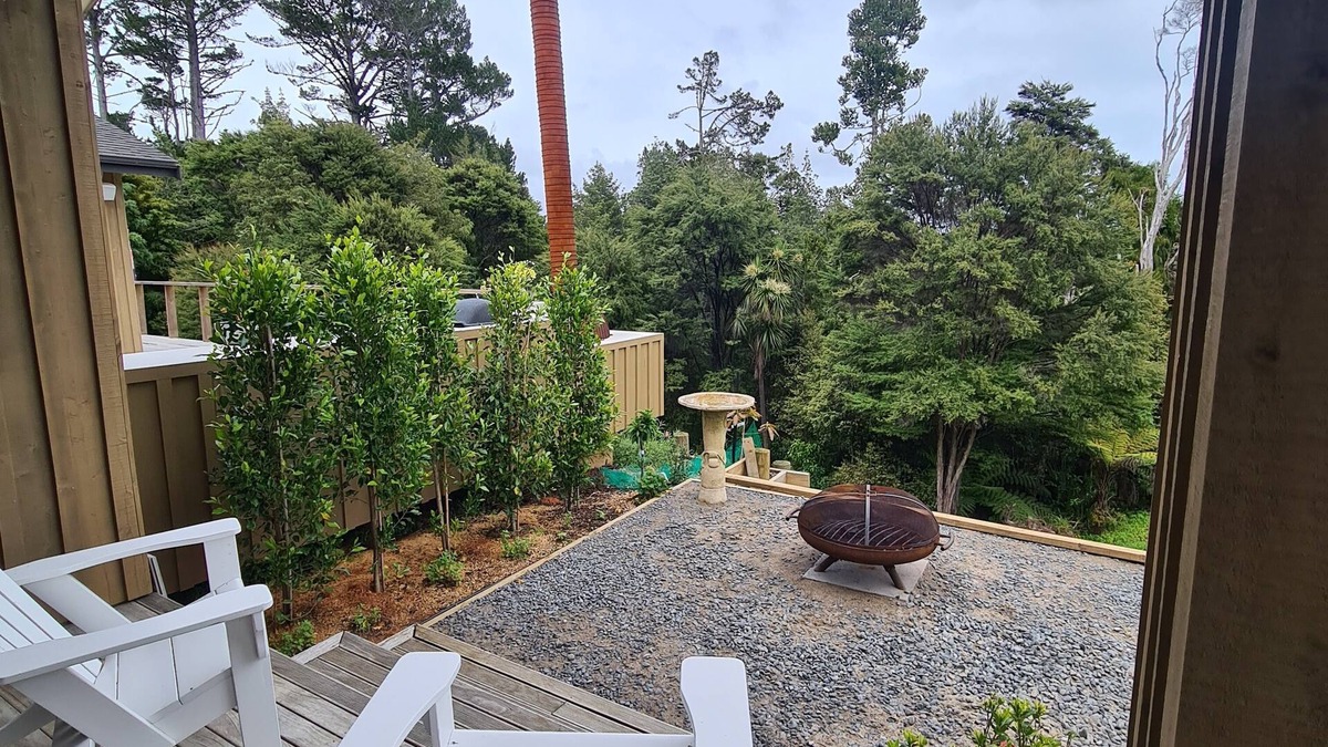 Snells Beach Bed & Breakfast | Sandspit Sanctuary. Surrounded by birdsong. Close to Matakana, Omaha and Marina