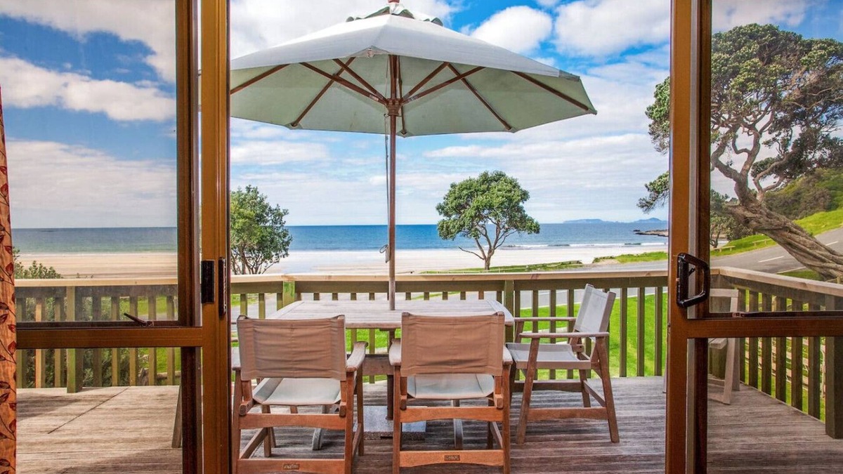 Matapouri House | Sandy Bay Beachfront - Holiday Home