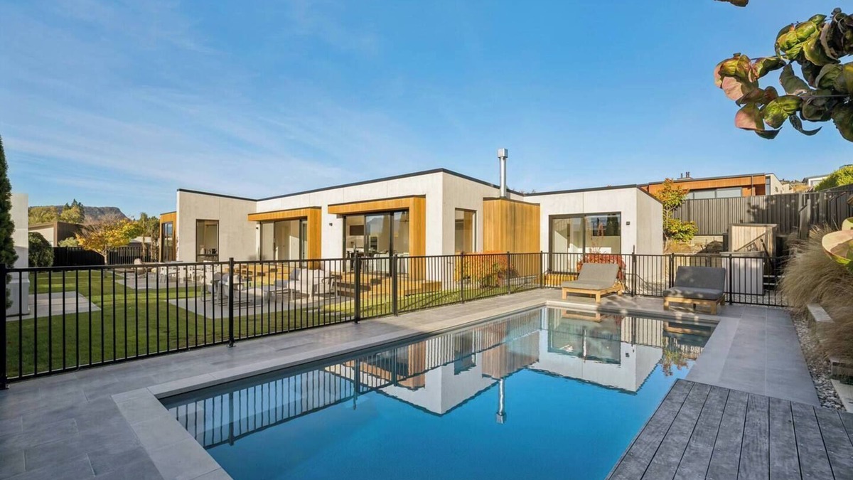 Wanaka House | Sapphire Spring Retreat | Swimming Pool, Outdoor Fireplace!
