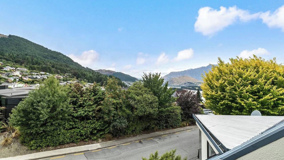 Fernhill Apartment | Sarahs Scenic Stay | Mountain Lake Views