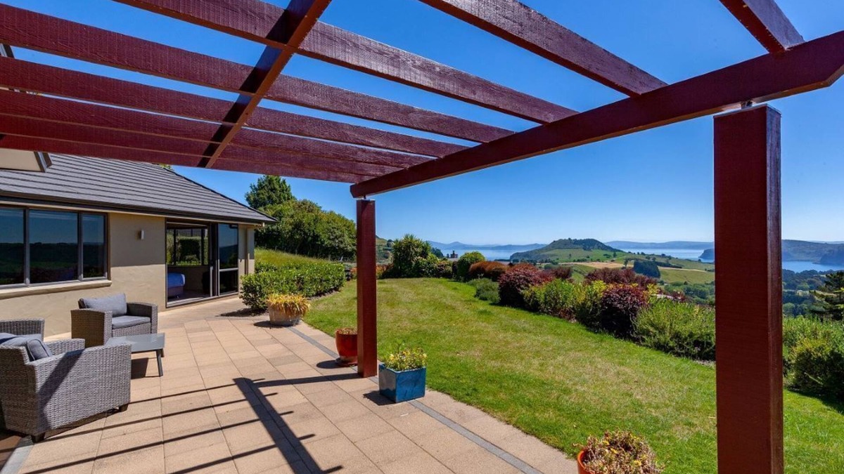 Acacia Bay House | Scenic Solitude