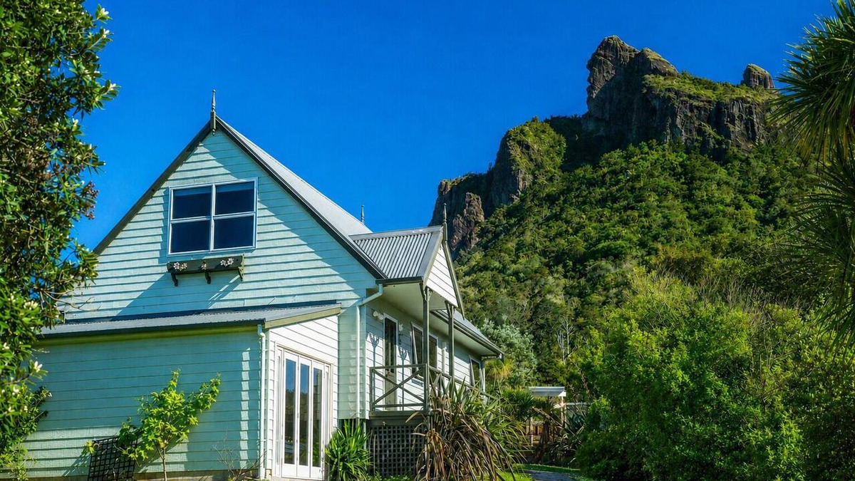Whangarei Heads House | Sea & Summit | Sleeps 8 in Real Beds | Pets OK