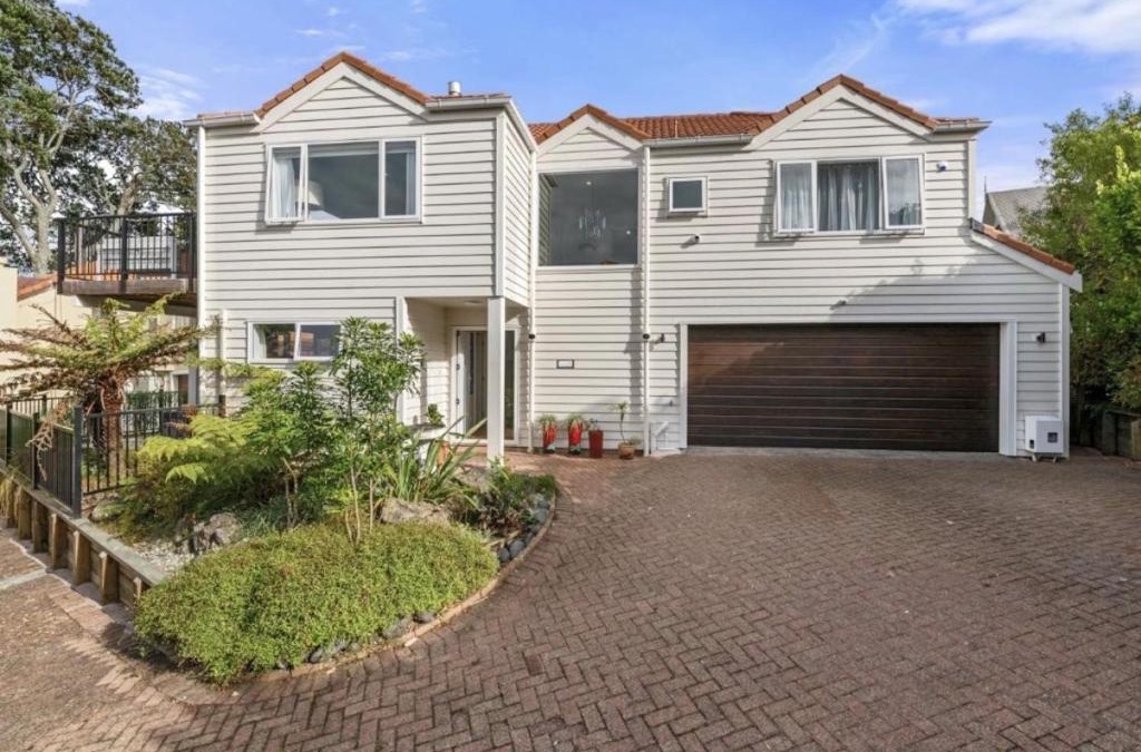 Northcote House | Sea-view home with city ferry and king ensuite