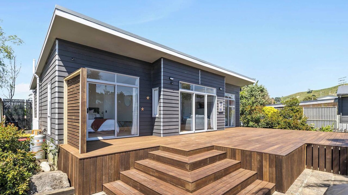 Waihi Beach House | Sea you on Leo | 220m to Beach, Dog-Friendly