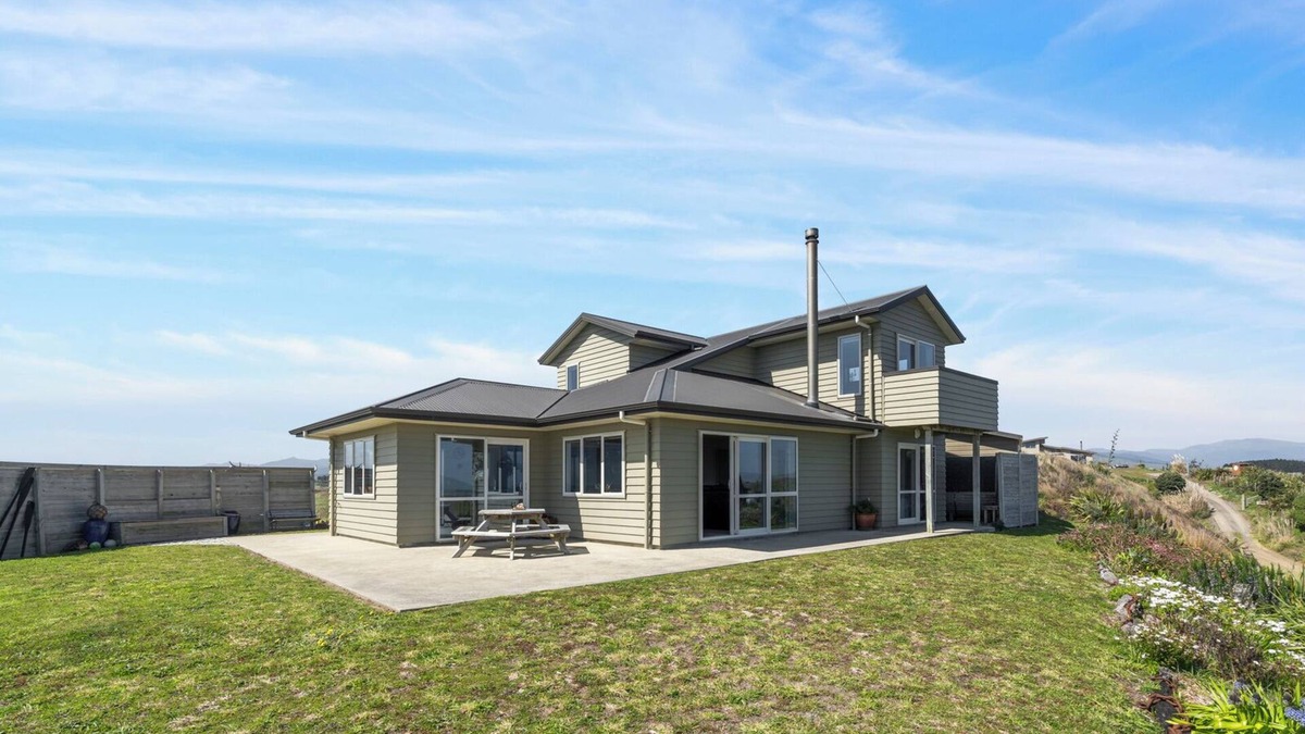 Waikawa Beach House | Seamless Serenity : Modern House in Nature's Lap