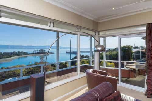 Britannia Heights House | Seaside Manor - Harbour Views, Nelson Waterfront!