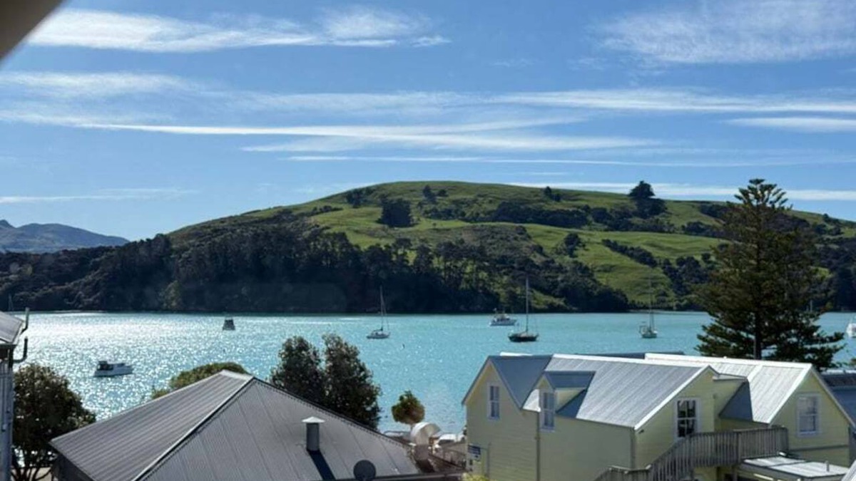 Akaroa House | Seaview Family Stay Akaroa - Spacious, Sunny & 2 carparks - 2 min walk to waterfront