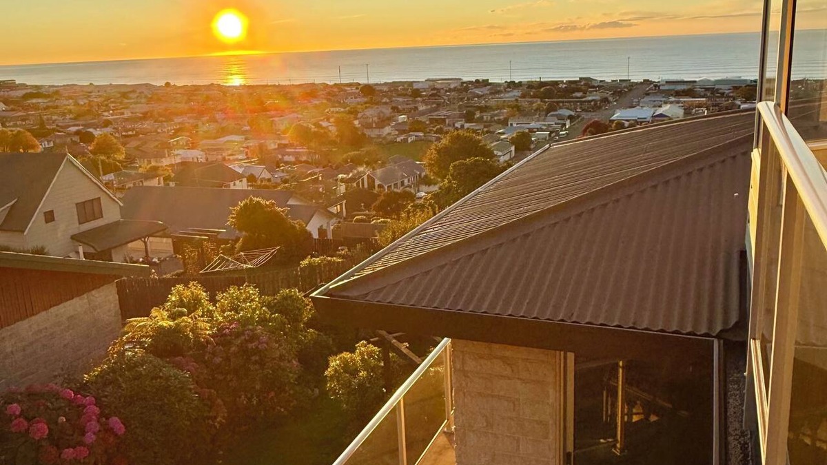 Oamaru House | Seaview Hill Retreat - You Will Love the View & Enjoy Your Time Here