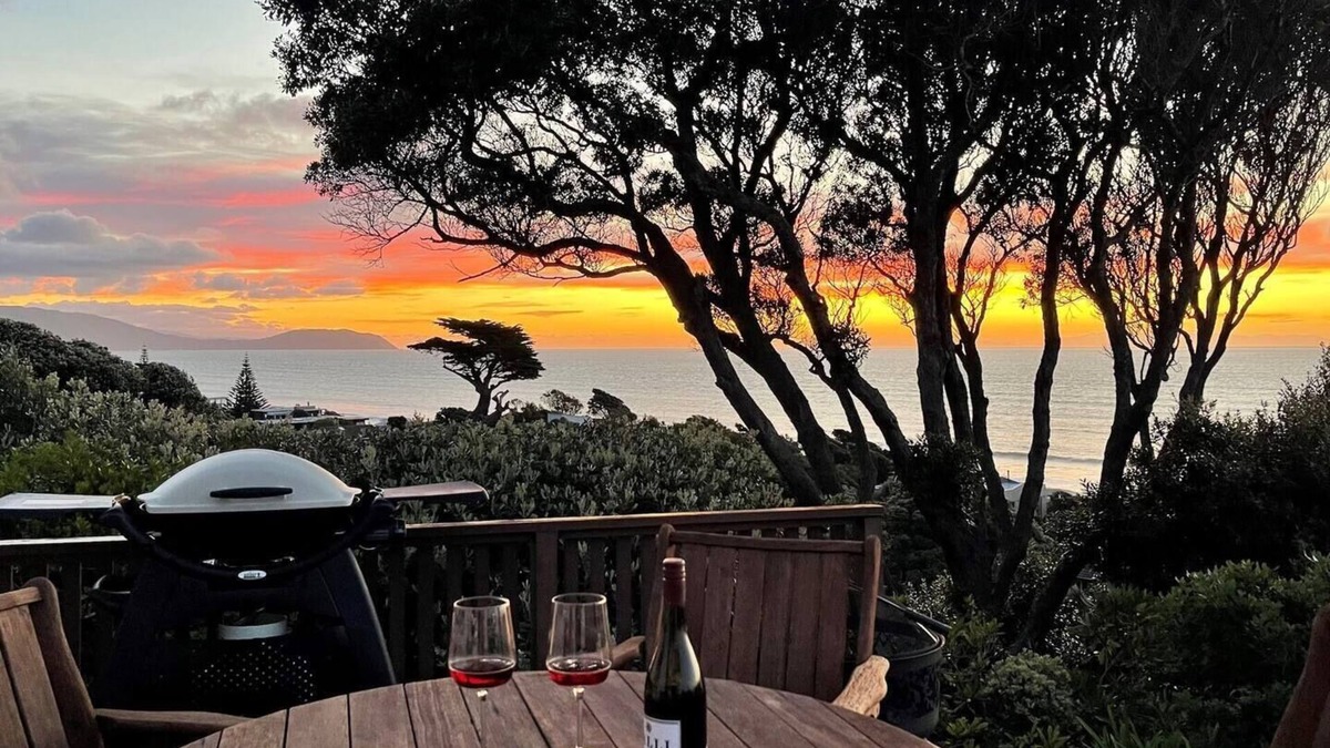 Raumati South House | Seaview Paradiso - Top Location Stunning Views!