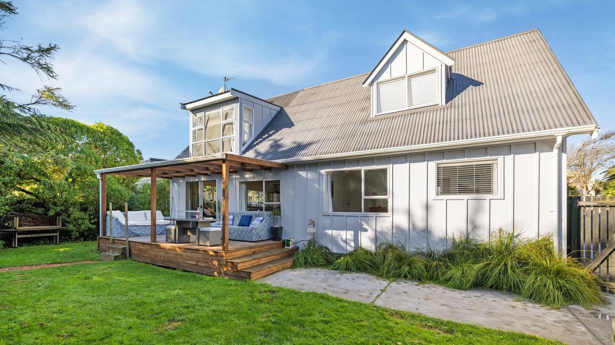 Christchurch House | Secluded Beach Haven - Christchurch Holiday Home