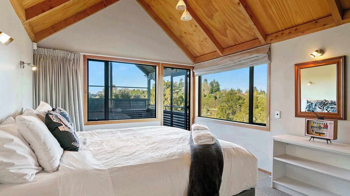 Rangatira Park House | Secluded with Great Views & Central Heating