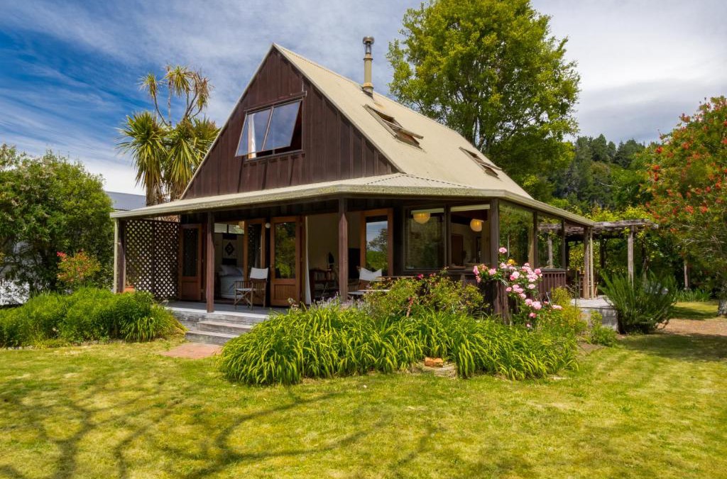 Marahau House | Secret Garden Lodge - Marahau Holiday Home