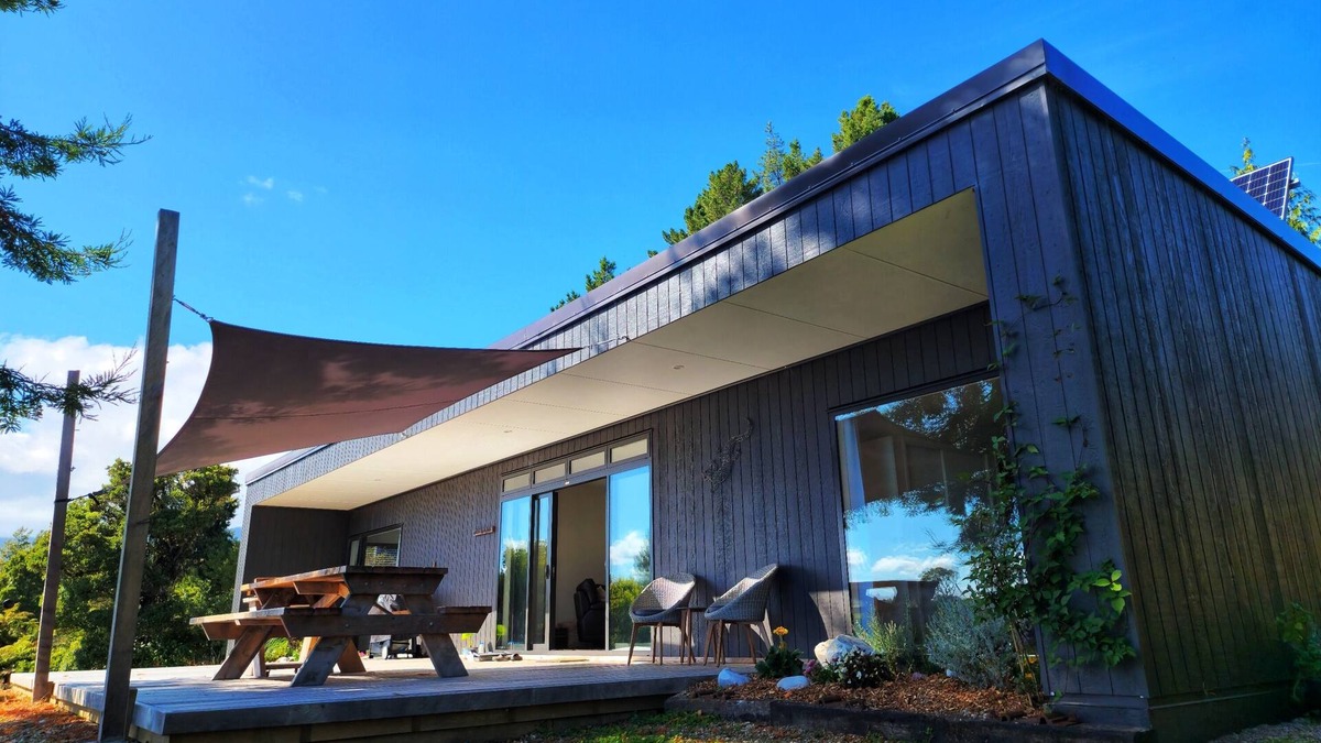 Karamea House | Self sufficient house powered by the sun.