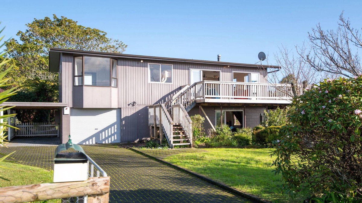 Ngongotaha House | Serenity Lakehouse - Rotorua Holiday Home
