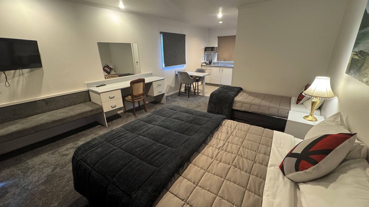Petone Hotel | Settlers Motor Lodge