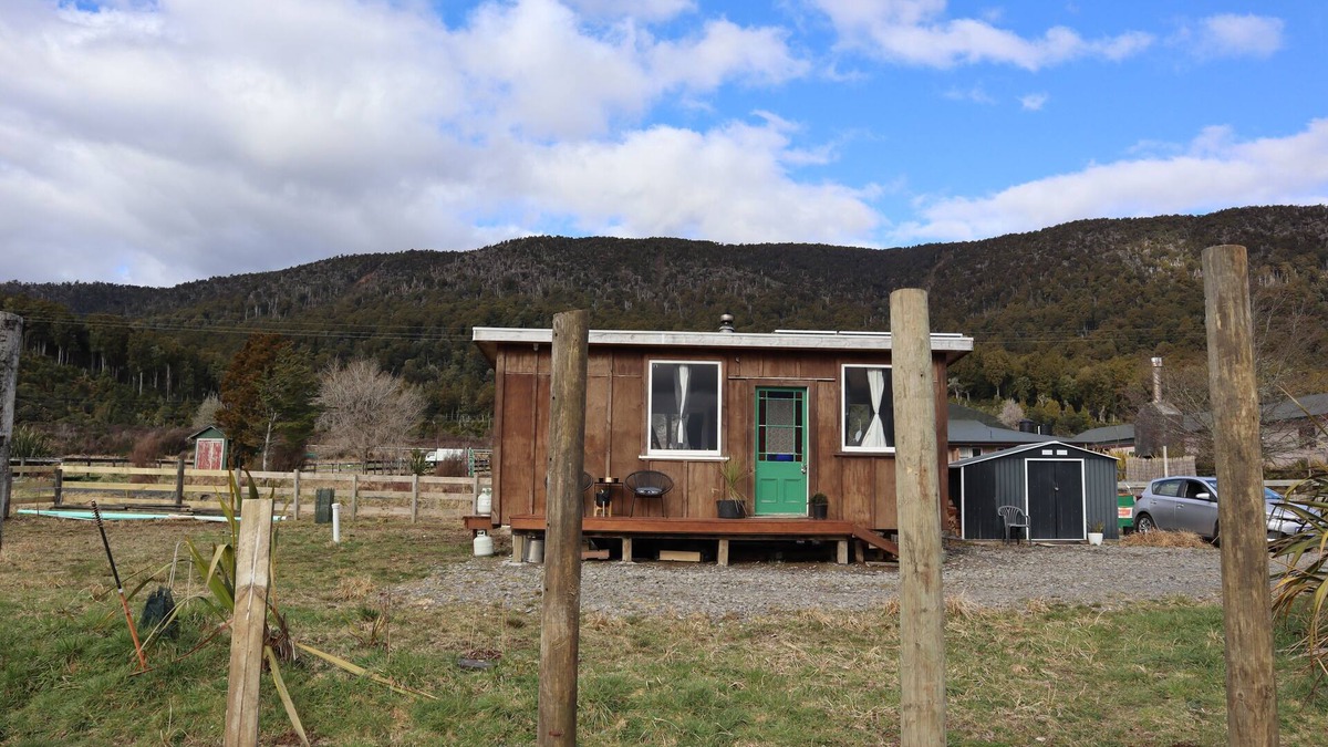 Tongariro National Park Cabin | Shadows Hut! Your ultimate mountain escape! Pet Friendly! World heritage site!