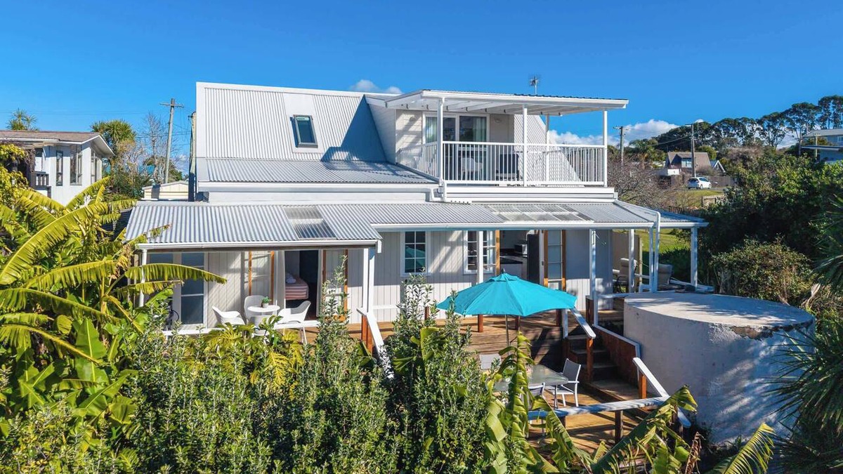 Surfdale House | Shelly Beach Cottage – Sunny Coastal Stay