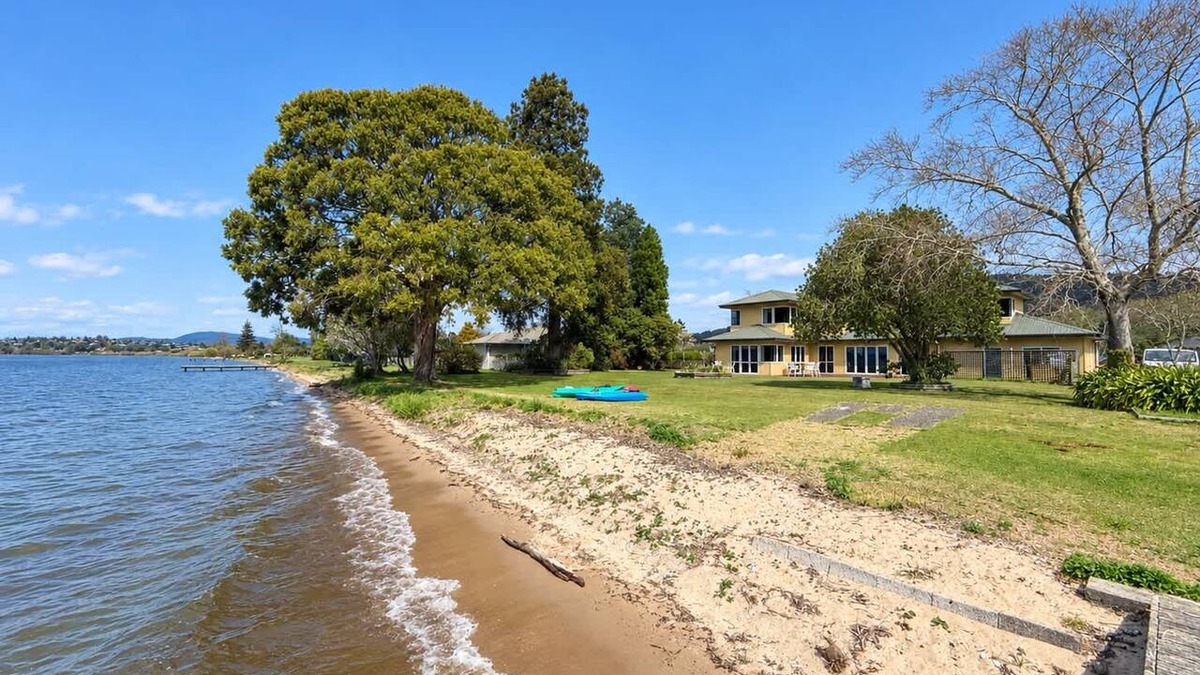 Ngongotaha House | Shore Haven - Lakefront, Spa Pool, Sleeps 8