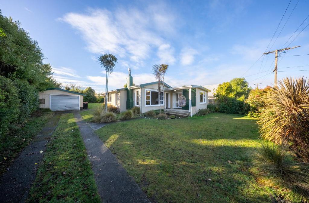 Te Anau House | Short Walk to Lake and Shops - The Green House