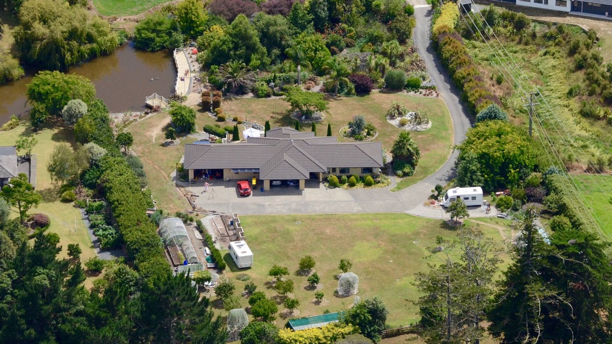 Red Beach Apartment | Silverdale Garden Stay