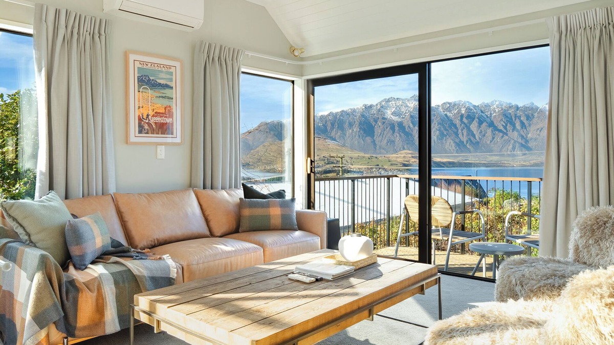 Fernhill House | Ski Chalet Vibe - Stunning Lake & Mountain Views!