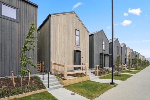 Frankton House | Ski Villa with Carpark 46, Mountain-Framed base!