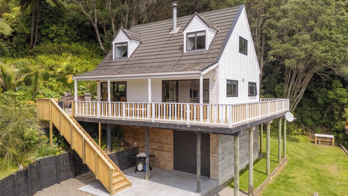 Onemana House | Skippers View - Onemana Holiday Home