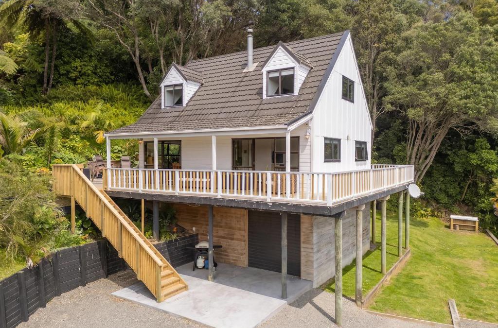 Onemana House | Skippers View - Onemana Holiday Home