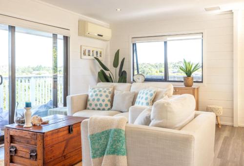 Surfdale House | Skomer House - Sea Views & Central Waiheke Living