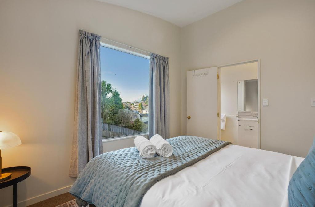 Fernhill House | Sleek Alpine 4BR Panoramic Queenstown Views
