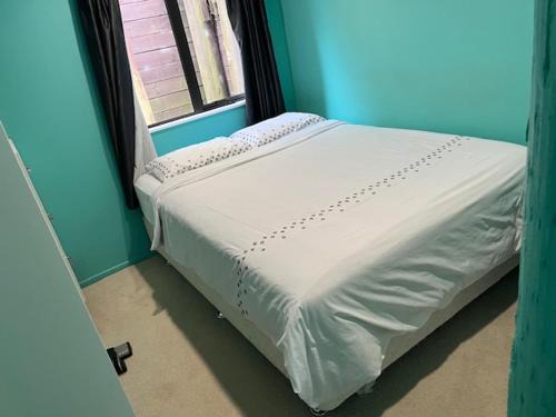 Saint Johns House | Sleepout with separate pantry and own bathroom