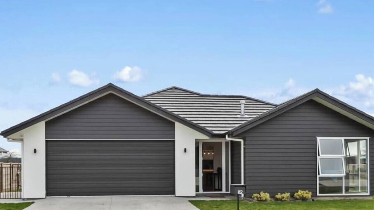 Wharewaka House | Sleeps 10/4BR - 3 min drive from Wharawaka beach