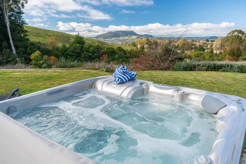 Acacia Bay House | Soak & Stay Acacia Bay - spa, pet, family friendly