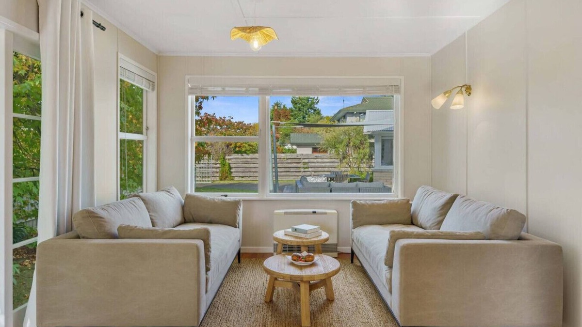 Two Mile Bay House | Soak up the sun with Wi-Fi