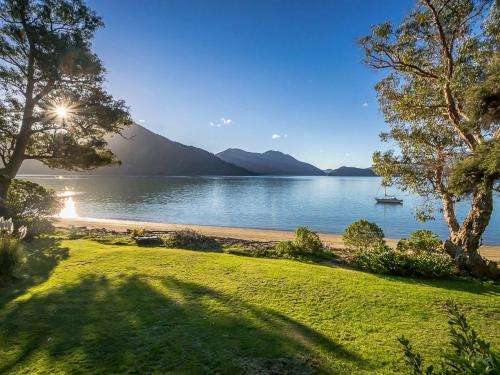Moetapu Bay House | Sounds Magic - Moetapu Bay Bach