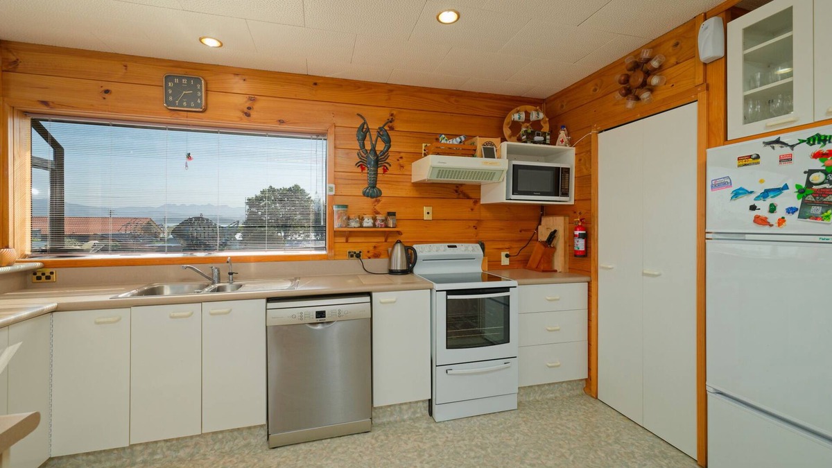 South Bay House | South Bay | Great View | Classic Kiwi Bach - KK922
