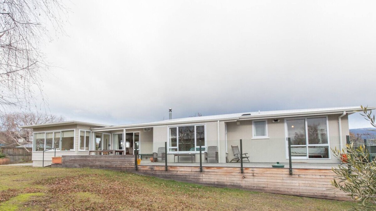 Wanaka Cottage | Southern Lakes Base - Wanaka Holiday Home