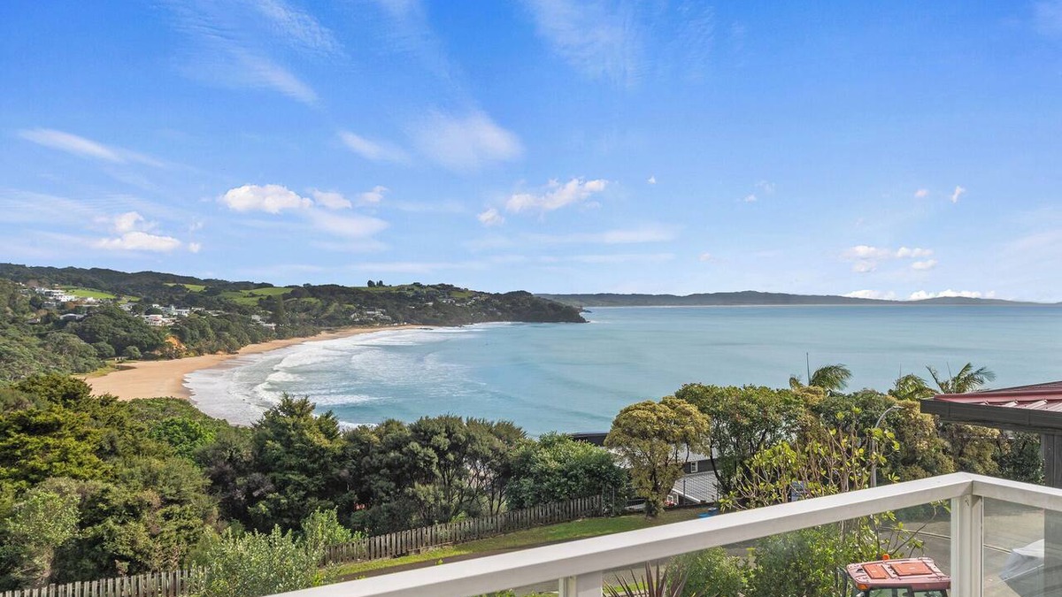 Langs Beach House | Spa and Surf Retreat - Langs Beach Holiday Home