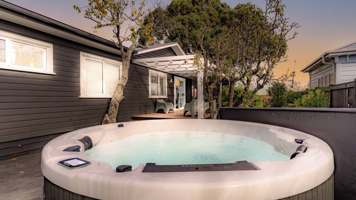 Martinborough House | Spa on Broadway - 3 Bedroom house one block from the Square