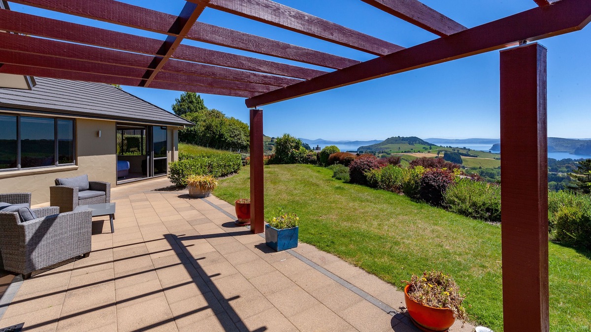 Acacia Bay House | Spa-pool, Lake & Mountain Views - 10 minutes drive to town centre