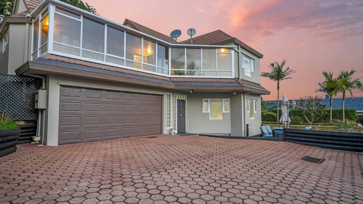 Mount Eden House | Spacious Mt Eden Oasis | Views, Parking, Air-Con