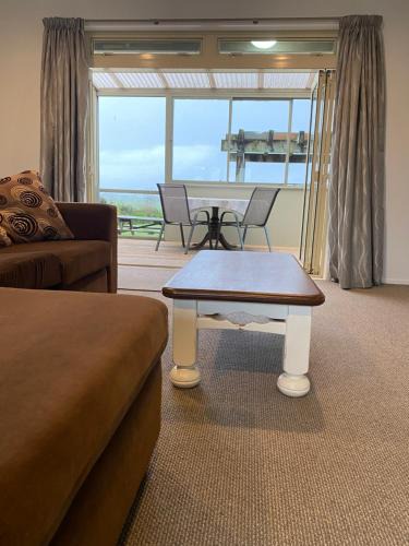 Pukehina House | Spacious 2-Bedroom Guest House - Easy Access, Near Pukehina Beach